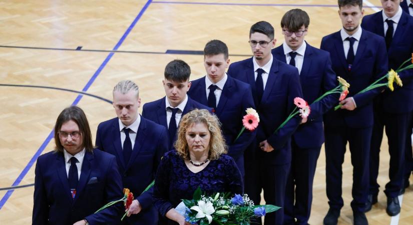 Megható pillanatok – képeket hoztunk a zalai technikum szalagavatójáról! (galéria, videó)