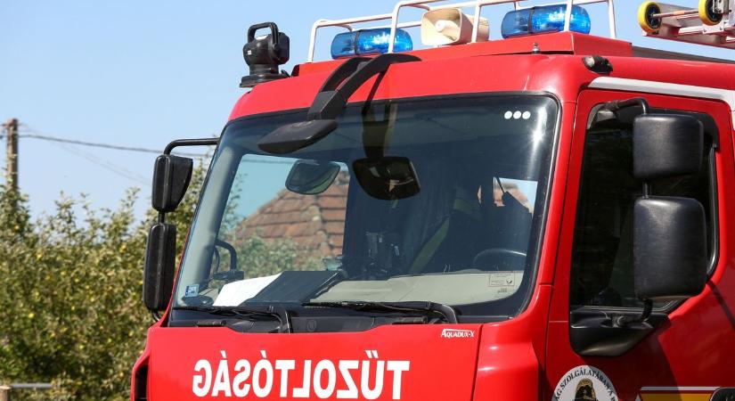 Tűz a zalai településen! Autószerelő műhely gyulladt ki, tűzoltók a helyszínen