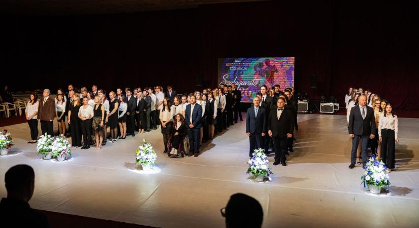 Felkerült a szalag a Mikes Kelemen Középiskola diákjaira, fotókon a nagy este