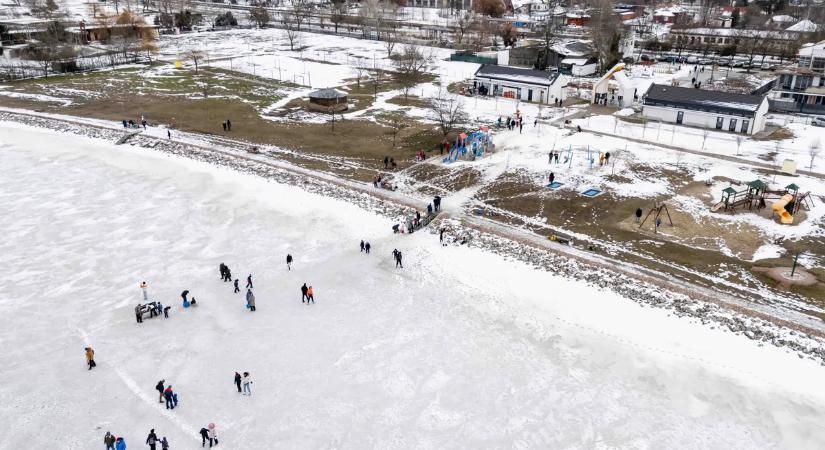 Birtokba vették az emberek a befagyott Velencei-tavat – galéria