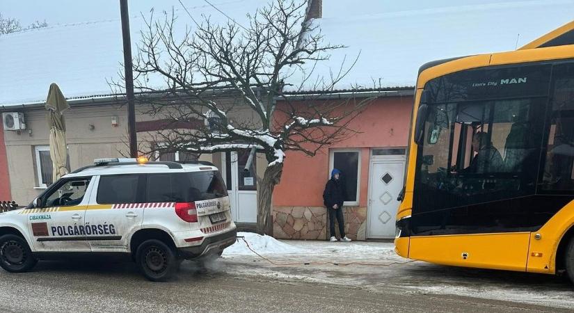 Lezárták az utat Cibakházán, terepjáró húzta ki a menetrend szerinti buszt