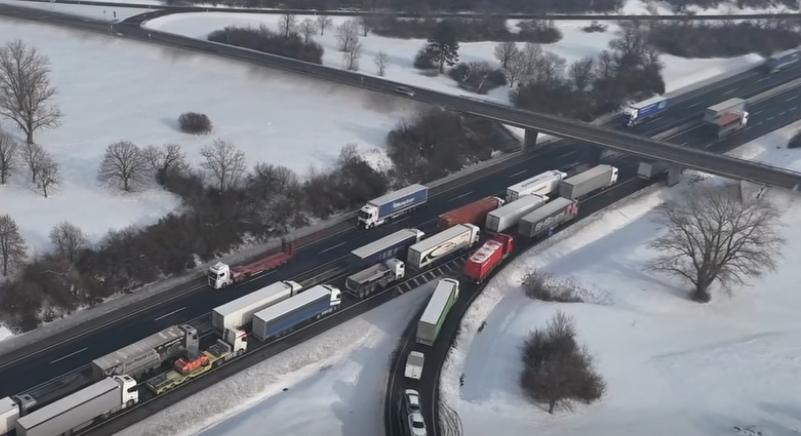 Akkora káosz alakult ki az M1-esen, hogy ezt már a rendőrség sem hagyta szó nélkül