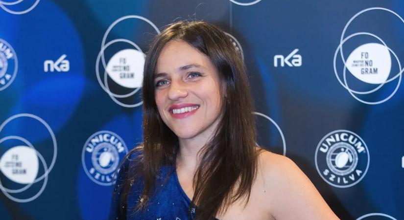 Meztelenül fürdőzött a jeges vízben a magyar énekesnő