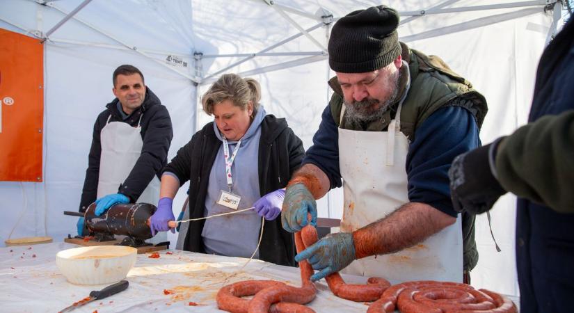Disznóvágás a Műkertvárosban: közösségi élményt és ízletes falatokat kínáltak – fotók, videó