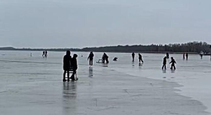 Korcsolyázás a Balatonon: ellepték a korcsolyázók a vasiak körében is népszerű strandot - videó