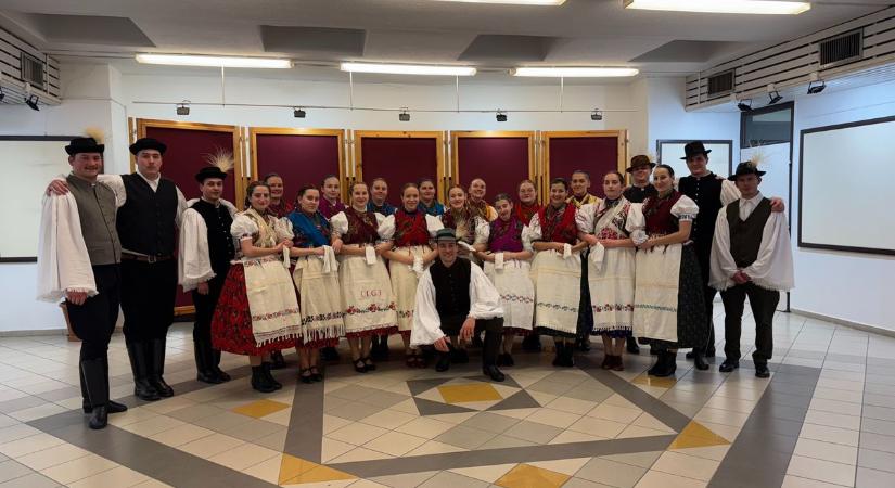 Nem mindennapi támogatás! Családjával állt a néptáncosok mellé a zalai motocross bajnok