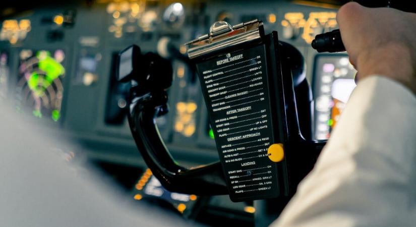 Robbanást hallottak, majd eltűnt egy utasszállító repülőgép – nagy erőkkel keresik