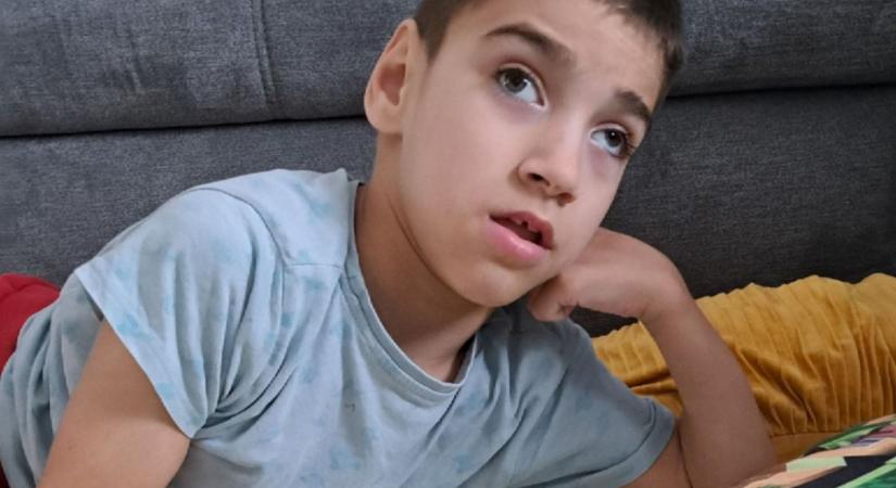 Egy kávé árával is segíthetünk a mozgássérült kisfiún