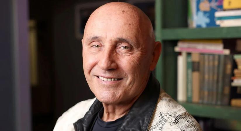 "Körbevesznek jóbarátok" - meglepetés a háborúellenes gyűlésen