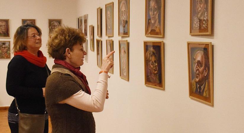 Legendás magyar énekesek: világrekorder karikaturista kiállítása nyílt meg Jászberényben