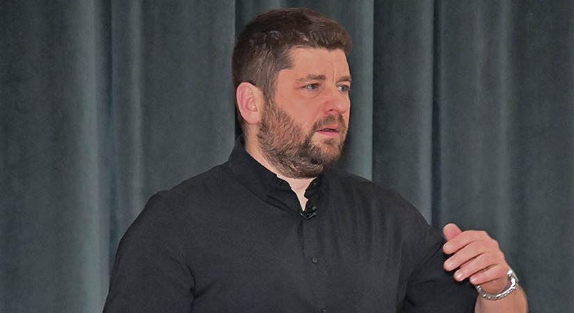 Pöltl Ákos: „Akkor adj okostelefont először a gyermek kezébe, amikor nem bánod, hogy pornográf tartalmat néz