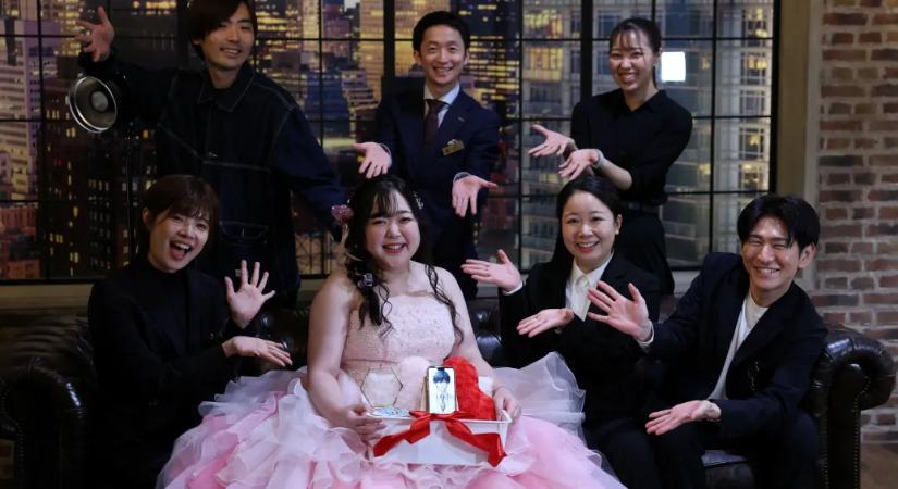 Egy ideig minden úgy zajlott, mint egy rendes esküvőn. Csak éppen az MI-vőlegény a telefon képernyőjén jelent meg