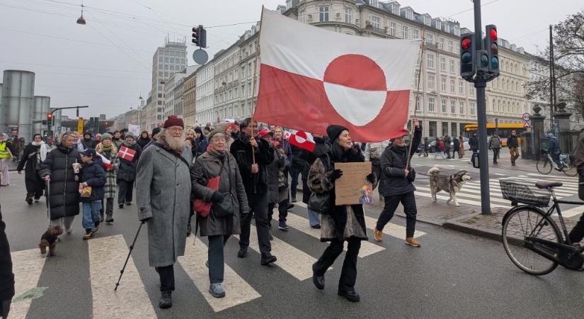 „El a kezekkel Grönlandtól”: Képeken a Trump fenyegetései elleni tüntetés Dániában