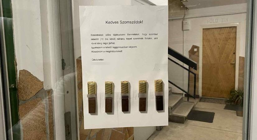 Egy dunaújvárosi lépcsőházban olyan dolog történt, amit ritkán látni!