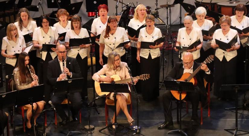 A polgármester is gitárt ragadott: különleges előadás a Hagymaházban