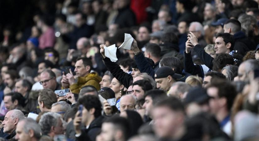 Lobogtak a fehér zsebkendők, fütyültek a szurkolók, de pocsék első félidő után végül nyert a Real