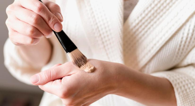 Mindannyian rosszul használjuk a korrektort? Itt az egyszerű trükk, ami tényleg eltüntetni a sötét karikákat