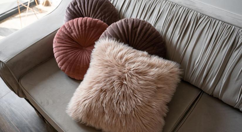 Téli hangulatváltás párnák és fények segítségével