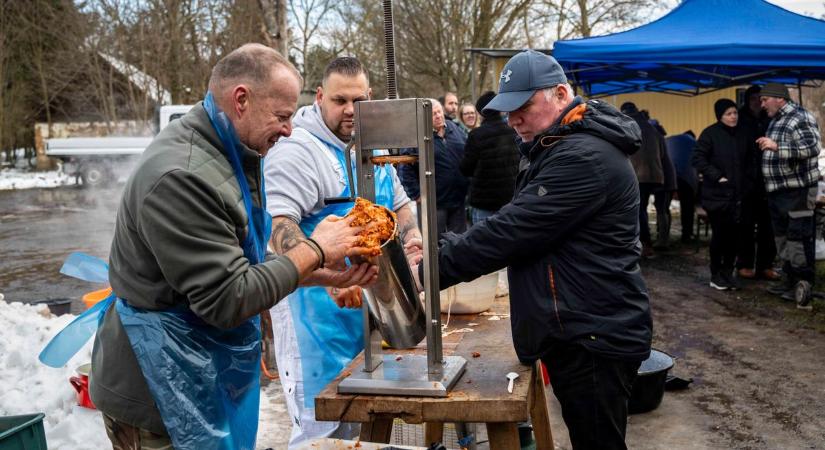 Valódi közösséget kovácsolt a vasi faluban a disznóvágás - fotók