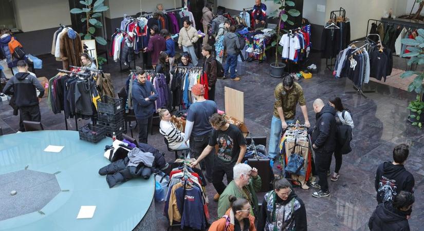 Időutazás a divatban: Frida Kahlo sem hagyhatta ki a szegedi ruhavásárt – galériával, videóval