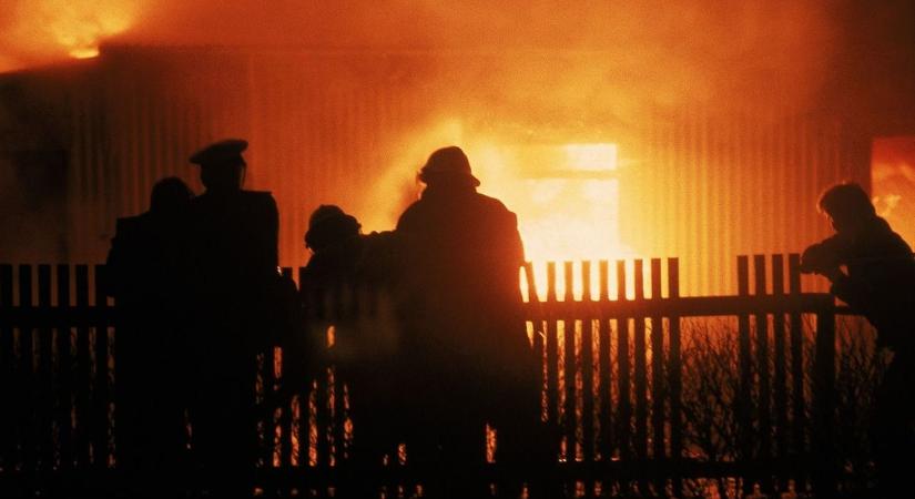 Hatalmas lángok csaptak fel Szolnokon egy családi ház udvarán, hajszálon múlt a nagyobb baj