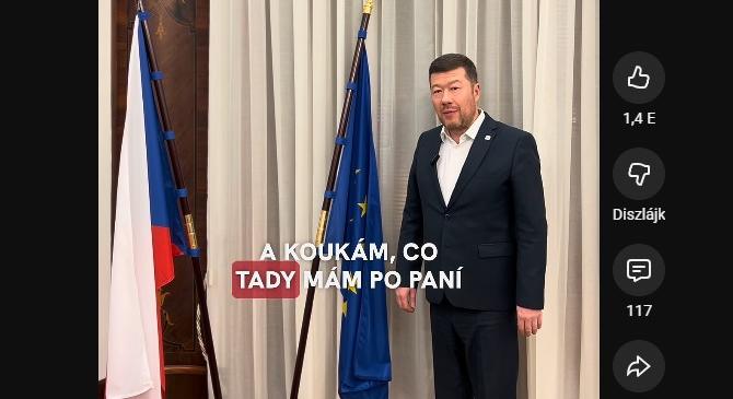 Tovább borzolja a kedélyeket – Eltávolította irodájában az EU-s zászlót Tomio Okamura – videó