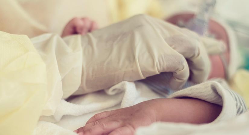 Egy koraszülött csecsemő legyőzte a koronavírust, sőt még egy vérmérgezést is