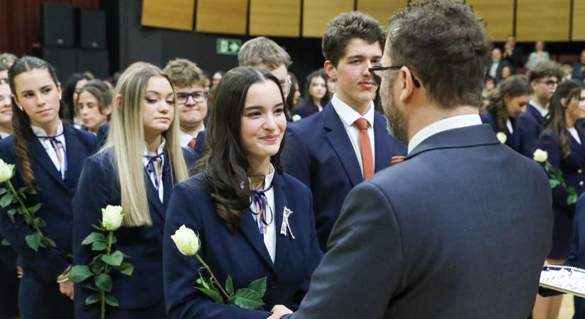Rekordszámú diák kapott szalagot a KDG-ből - sok fotóval