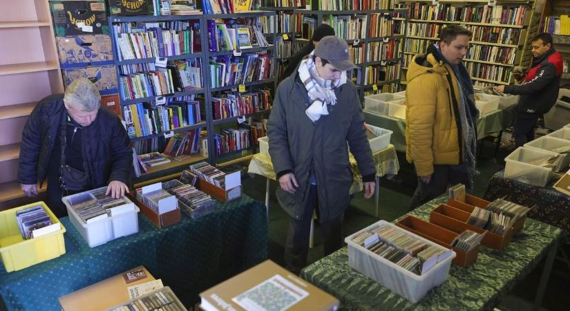 Rekordidő alatt fogytak el a lemezek, óriási vásár volt Szegeden – galériával, videóval