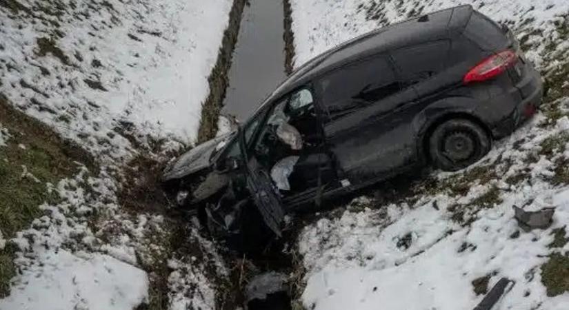 Hármas karambol történt a főváros XXIII. kerületében – így húzták ki az autót az árokból