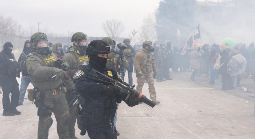 Bírósági végzés: az ICE többé nem alkalmazhat erőszakos tömegoszlatási módszereket a békés tüntetőkkel szemben