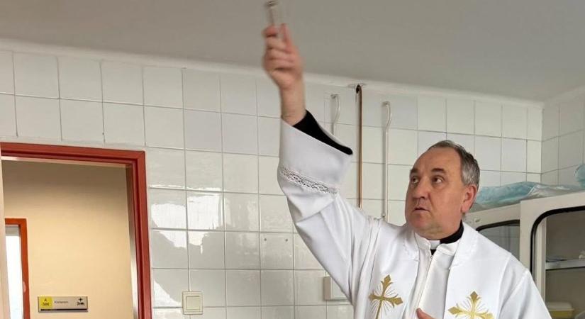 Megáldották az ajkai kórház dolgozóit és betegeit