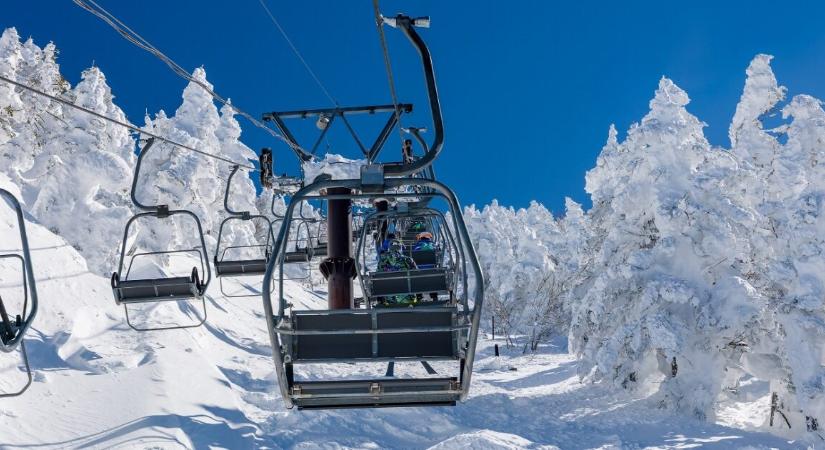 Életét vesztette egy 18 éves fiú, miután kizuhant egy sífelvonóból