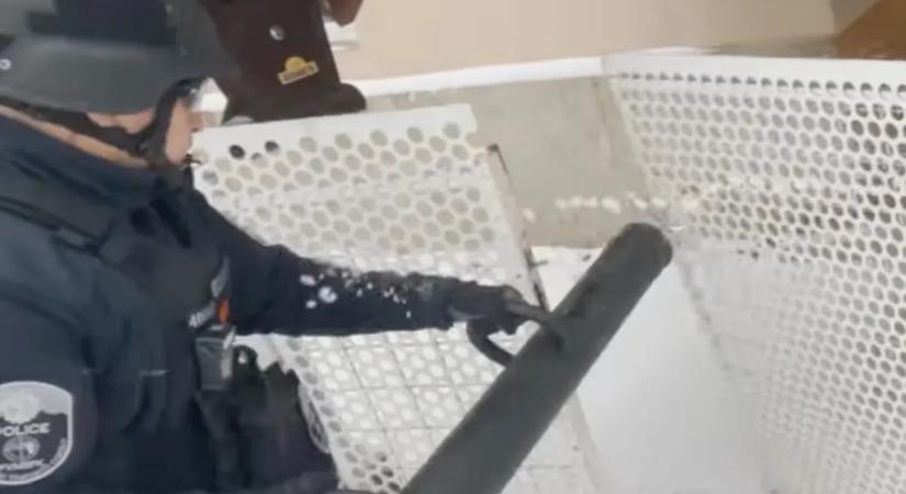 Ajtótörővel a gyenge kertkapu ellen: rendőrségi akcióvideó drogdílerek elfogásáról