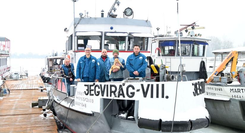 Jéghegynek ütközött a tiszai nagyhajó, vészhelyzet alakult ki – galériával, videóval