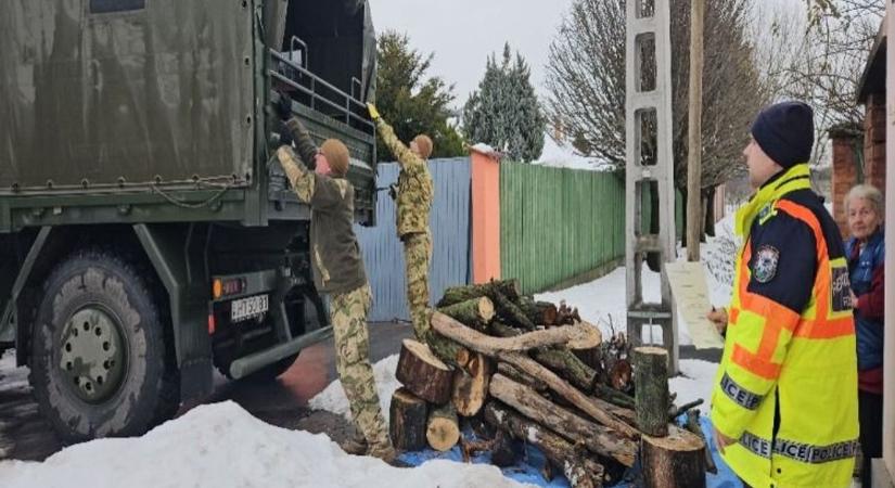 Enyhülhet a tél terhe: a Jászkunságban is osztják az ingyenes tűzifát