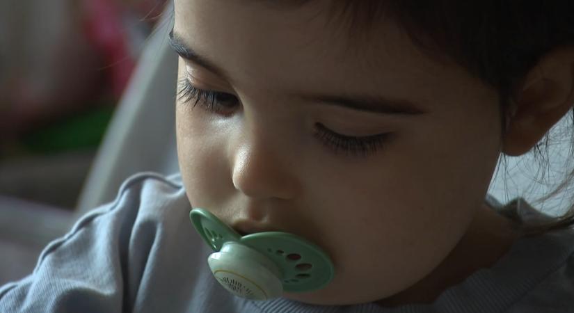 Derült égből jött a diagnózis – ritka agydaganattal küzd a hároméves Liza