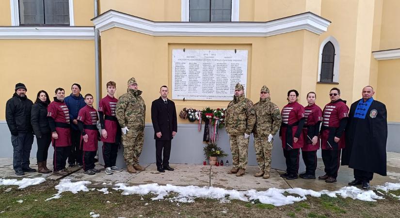 Húsz kilométeres emléktúrával tisztelegtek a Don-kanyar áldozatai előtt – galériával, videóval