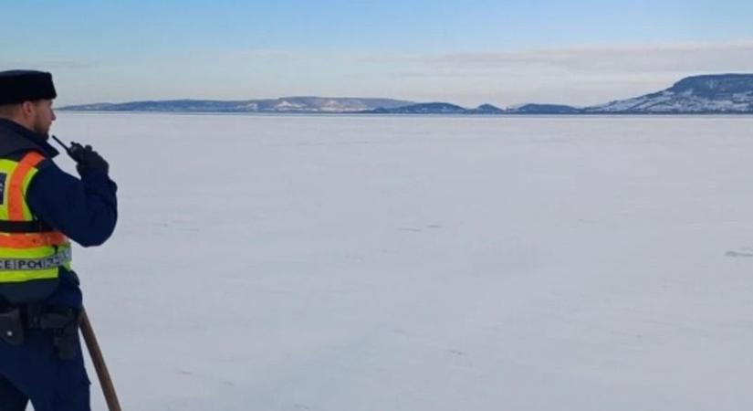 Így néz ki, amikor az óriási jég szétreped a Balatonon - videó