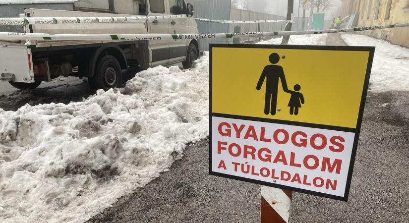 Társasházépítés miatt zártak le járdát és parkolókat a Bajcsy-Zsilinszky utcában ( galéria)