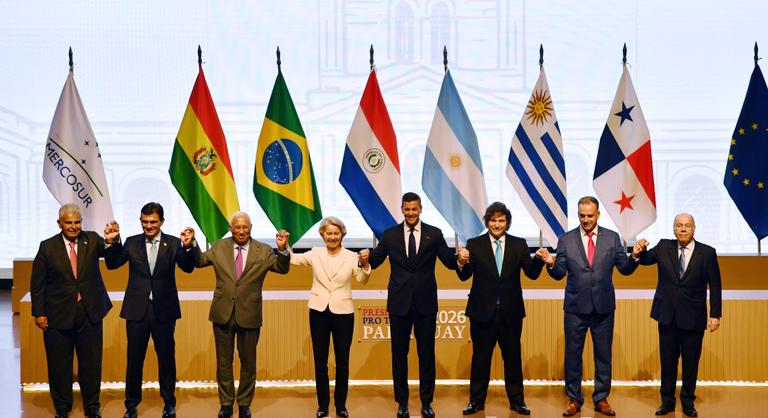 Aláírták a történelmi megállapodást, ami miatt korábban felgyújtották Brüsszelt