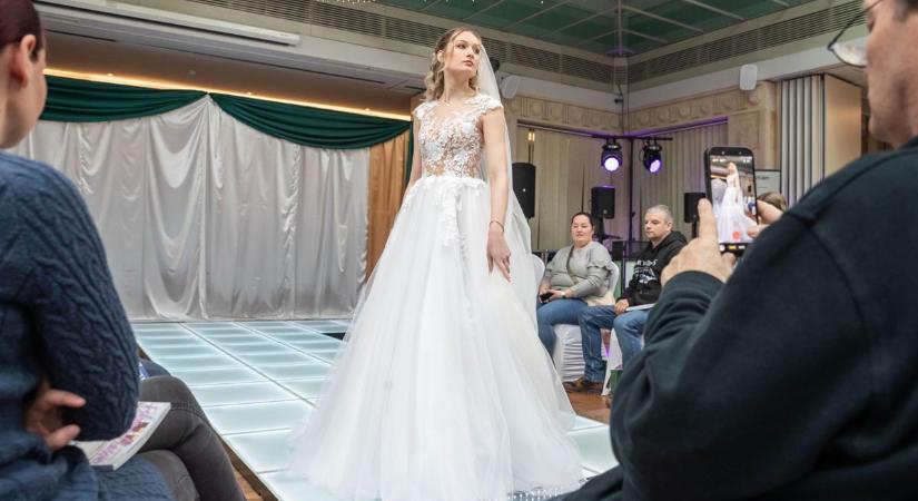 Romantika a köbön: Megtelt Székesfehérvár szerelmesekkel (galéria, videó)