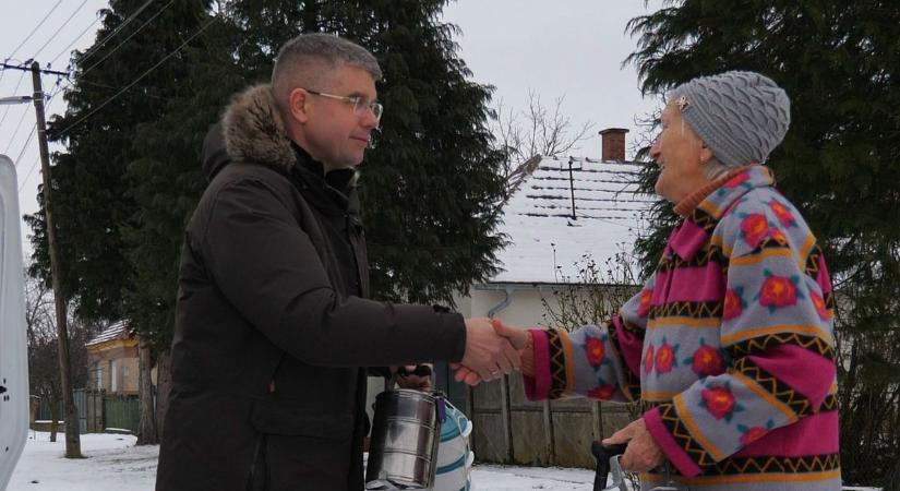 Ágh Péter szállította ki az ebédet Pápocon