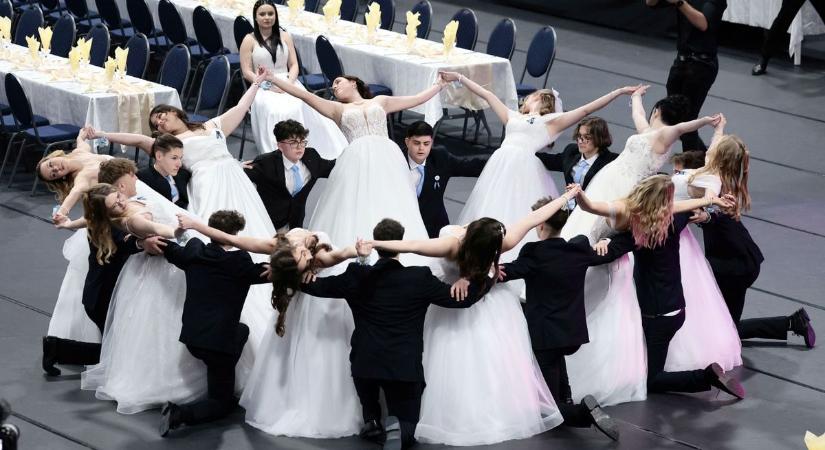 Könnybe lábadt szemek, mosollyal teli arcok: ilyen volt az Eötvös gimnázium szalagavatója – galériával