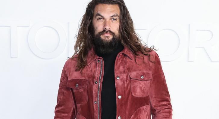 Jason Momoa új barátnője melltartóban vörös szőnyegezett