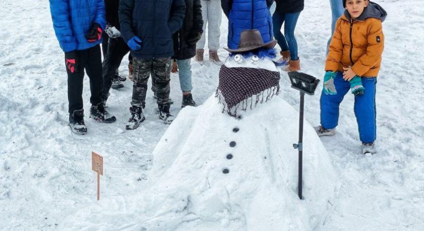 Igazi hóember-kiállítássá változott a Körzeti udvara