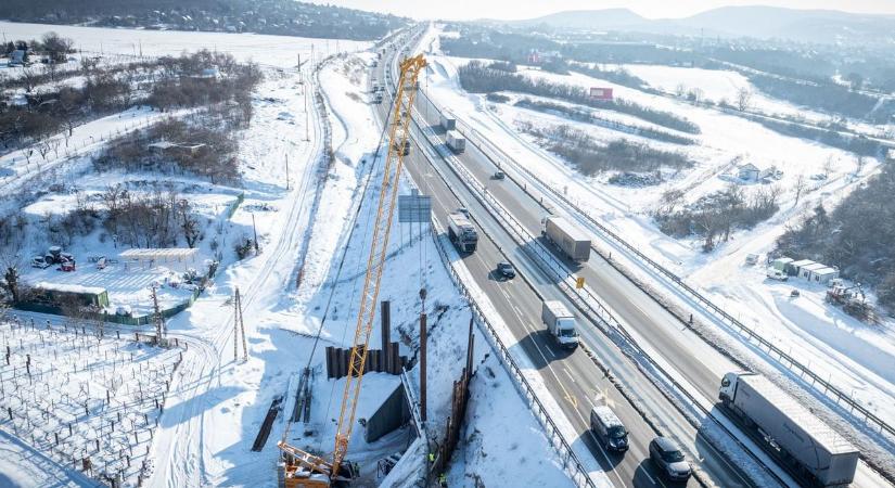 Télen is teljes gőzzel halad az M1-es autópálya bővítése - fotók