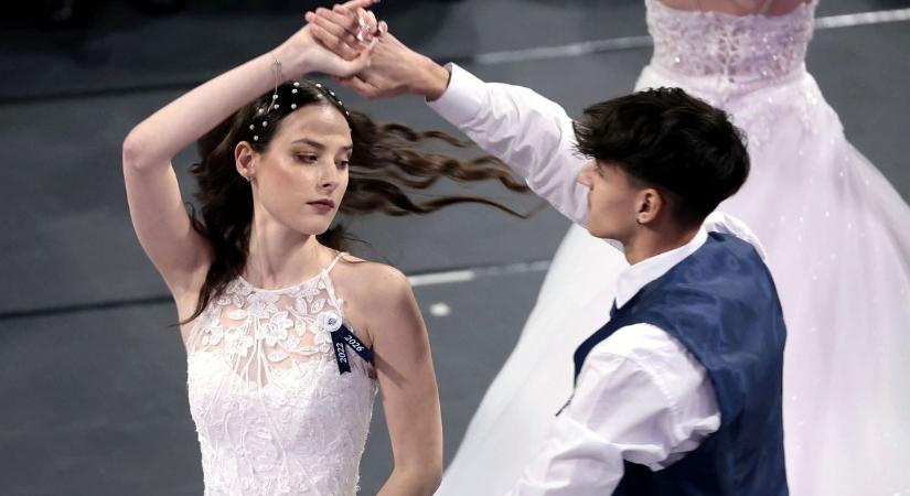 Megható pillanatokkal zárult a szombati nap, az Eötvös szalagavató ünnepsége