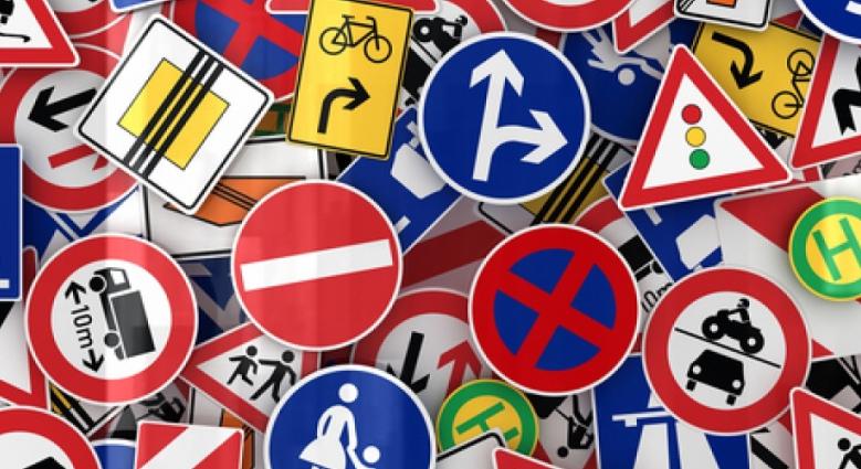 Jön az új KRESZ, változhat az irányjelzés, a vészvillogózás és a követési távolság szabálya is