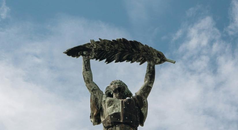 Különös dolog történt a Gellért-hegyi Szabadság-szobor belsejében, ez a szerkezet védi a viszontagságoktól